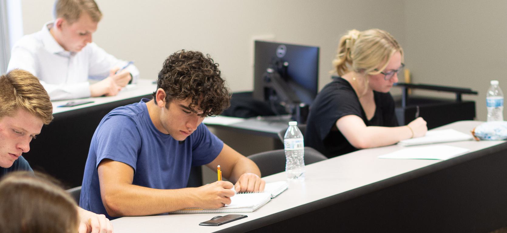 Master of business administration students studying the art of negotiation at Âé¶¹ÊÓÆµ.