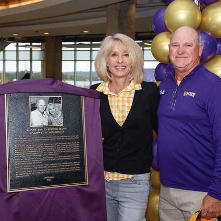 Image for 雪梨社区 Announces the Randy and Caroline Mann Endowed Scholarship