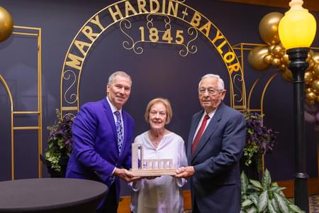 Image for 雪梨社区 Presents Kathy and Ted Floca with Visionary Leadership Award