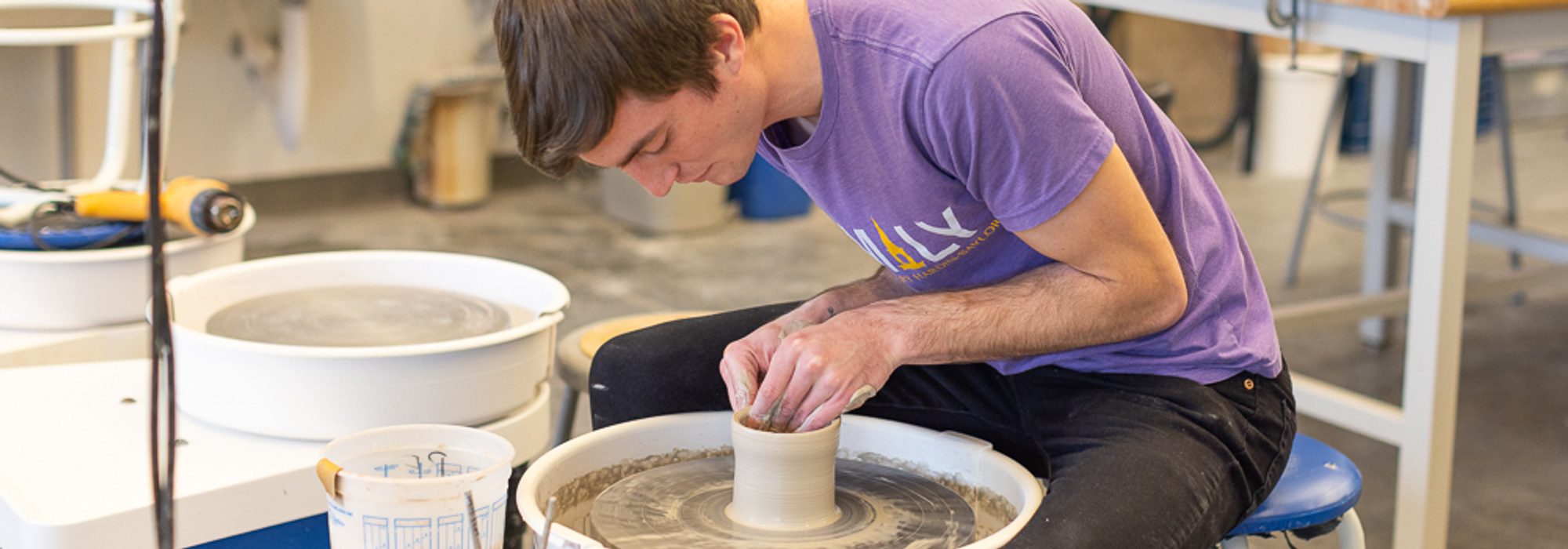 Bachelors of Art student sculpting pottery in art studio at Âé¶¹ÊÓÆµ.