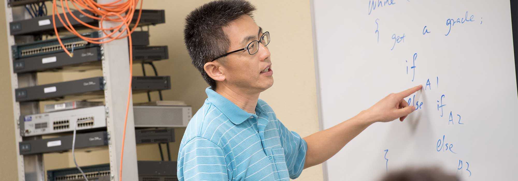 Computer science degree professor describing software engineering to students majoring in computer science at UMHB.