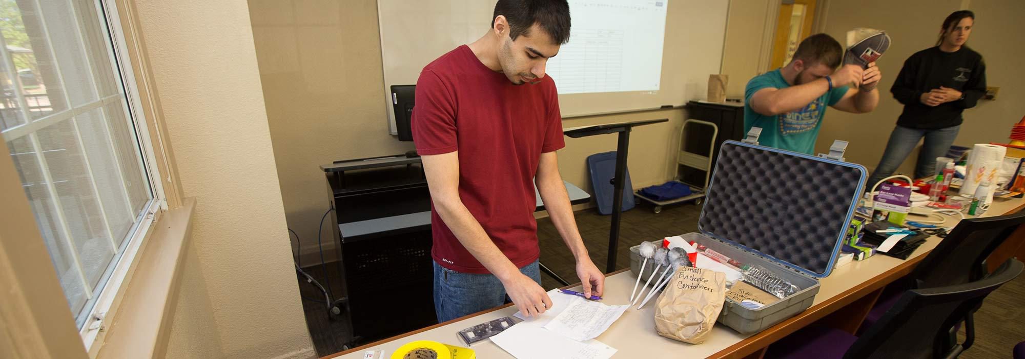 Chriminal Justice Degree students exploring forinisic evidence at 麻豆视频直播.