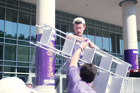 Image for Day 1 – Welcoming Cru move 720 incoming freshmen into dorms
