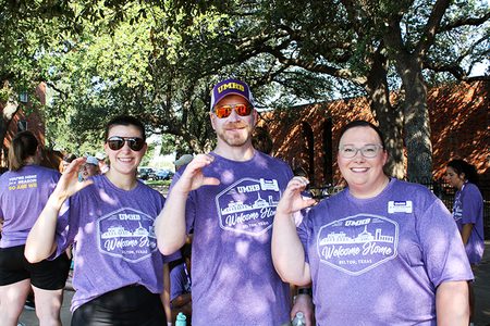 Image for Sweating on Move-In Day Helps Volunteers Bond with UMHB