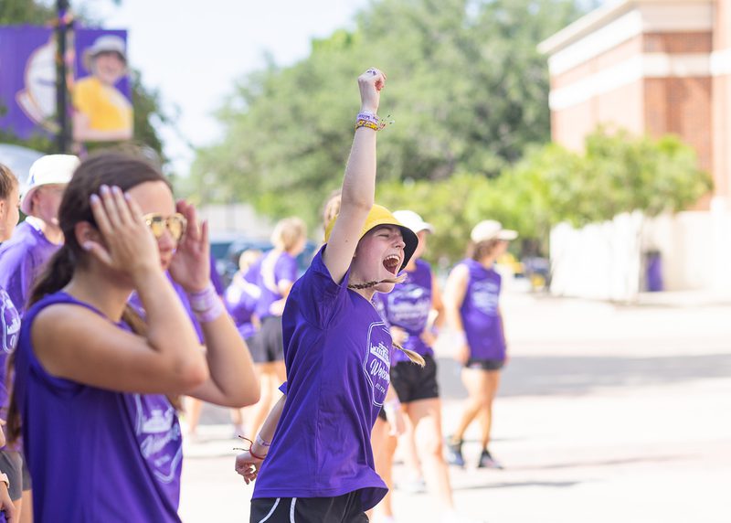 Students help new Crusaders move into their dorms. Students help new Crusaders move into their dorms.